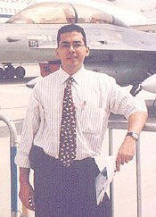 Arto in front of F-16 plane